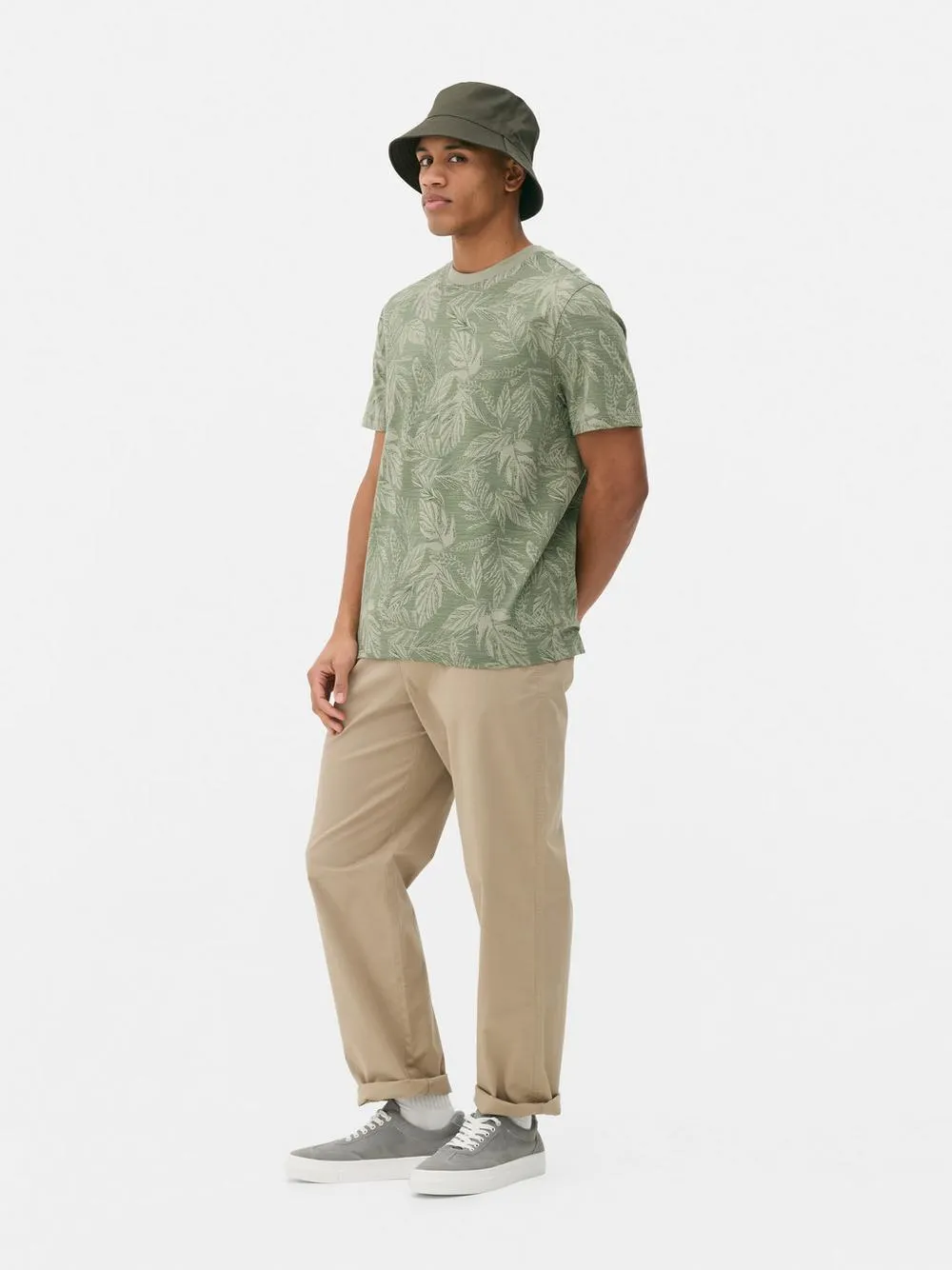 Camiseta con bocetos de hojas