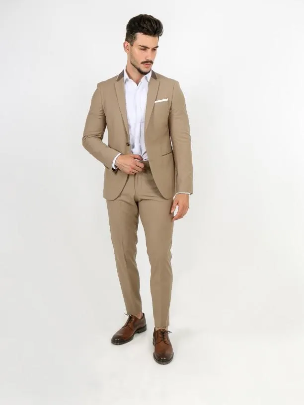 Fato liso slim fit detalhe na lapela