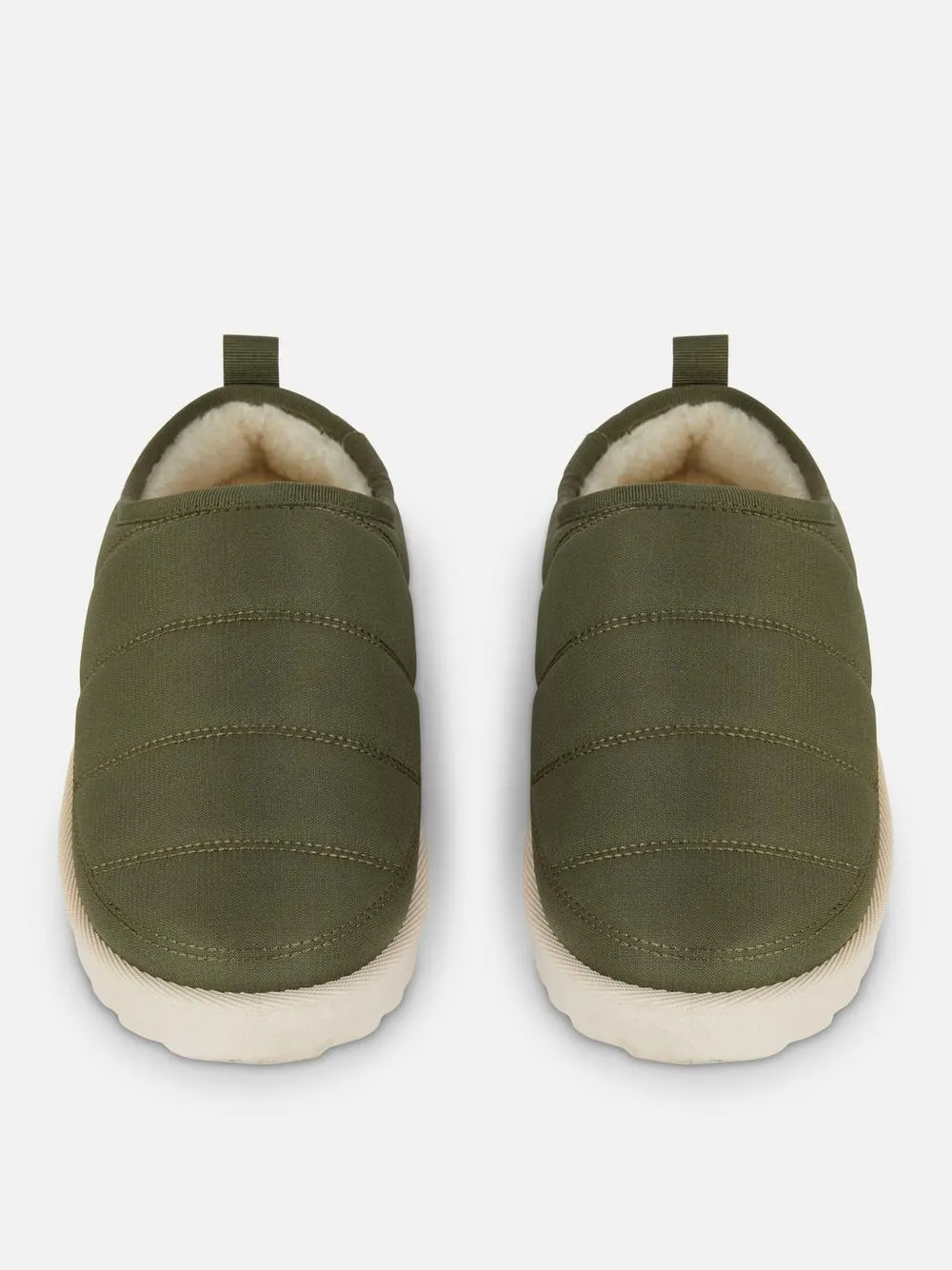 Chinelos acolchoados abertos atrás