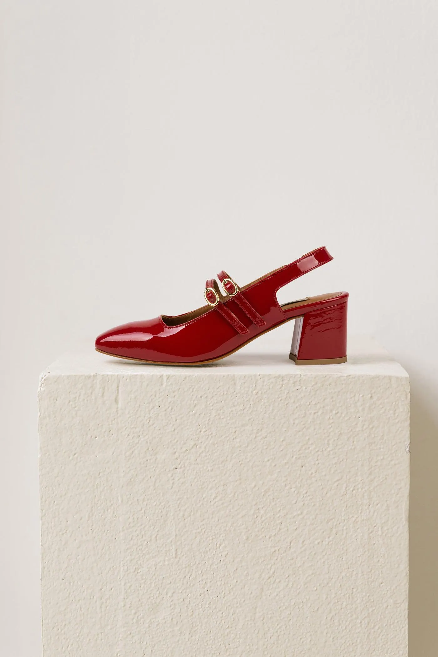 Slingbacks com salto médio estilo Mary Jane em pele envernizada