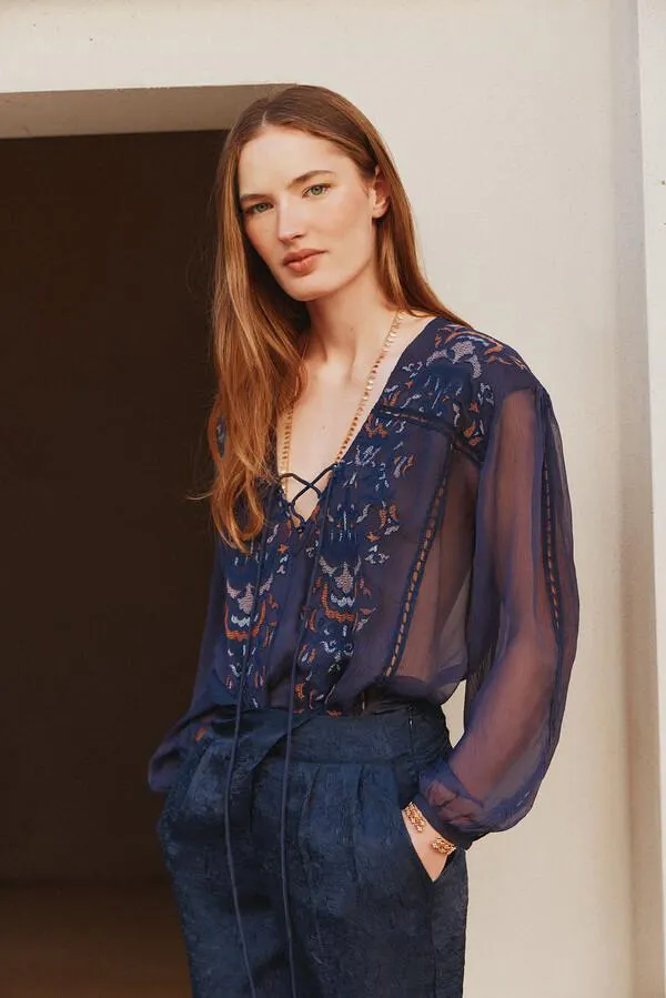 Erika. Blusa bordada fluida