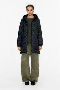 Sobretudo acolchoado em preto