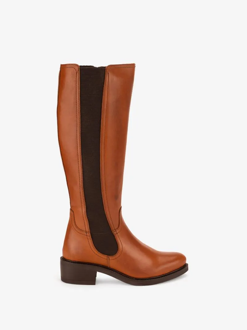 BOTA DE TACÃO EM PELE DE ELÁSTICO LATERAL COM SOLA DE RASTO