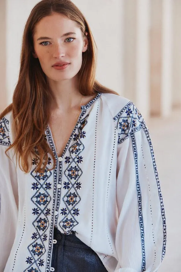 Elena. Blusa fluida bordada