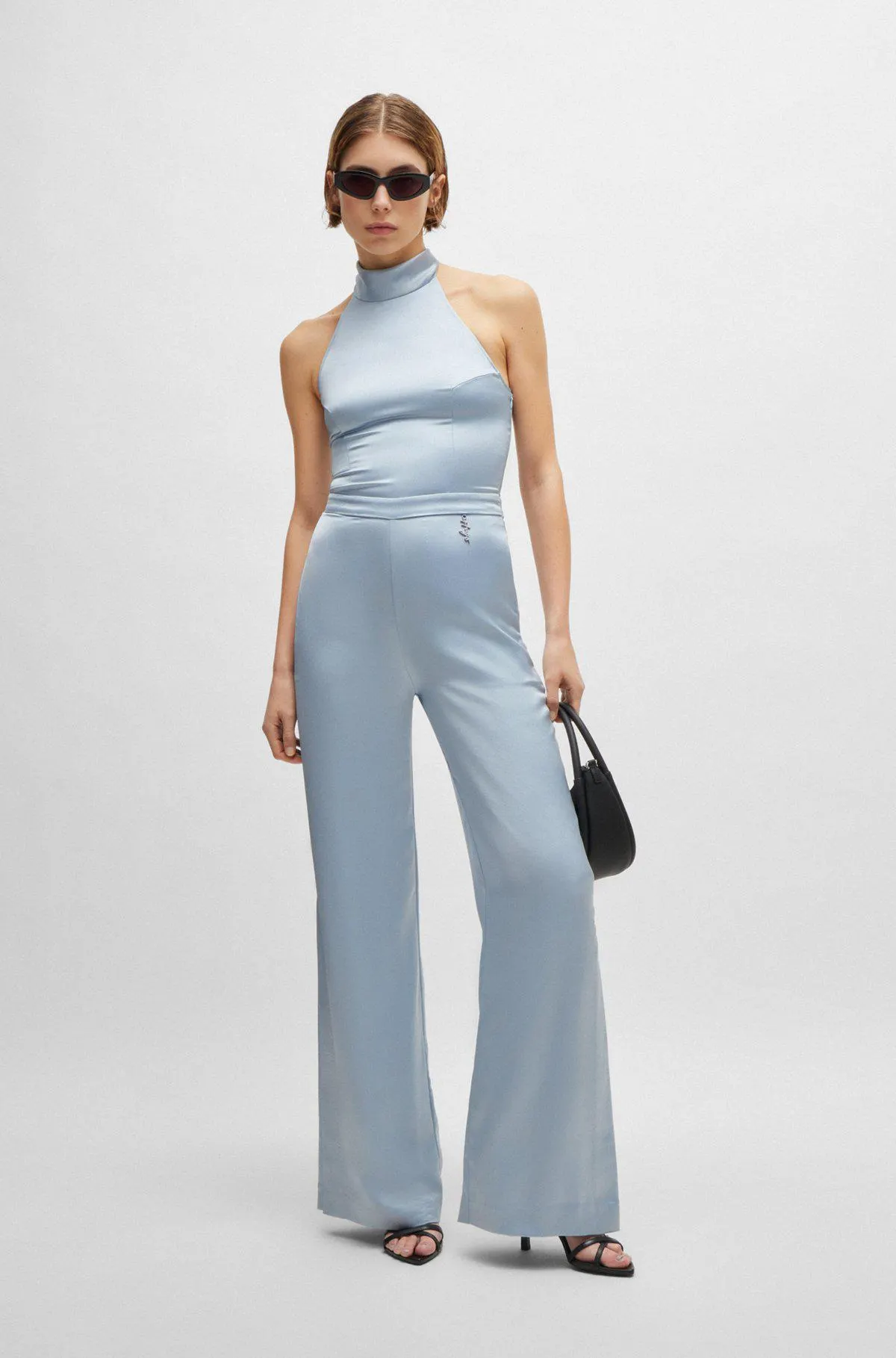 Macacão com gola laço em cetim