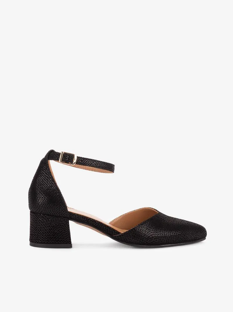 SAPATO PUMP ABERTO LATERAL DE TACÃO EM PELE ESTAMPADA COM FIVELA NO TORNOZELO