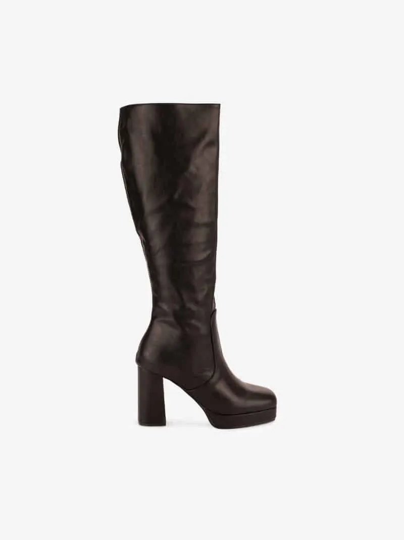 BOTA DE TACÃO COM PLATAFORMA E FECHO INTERIOR