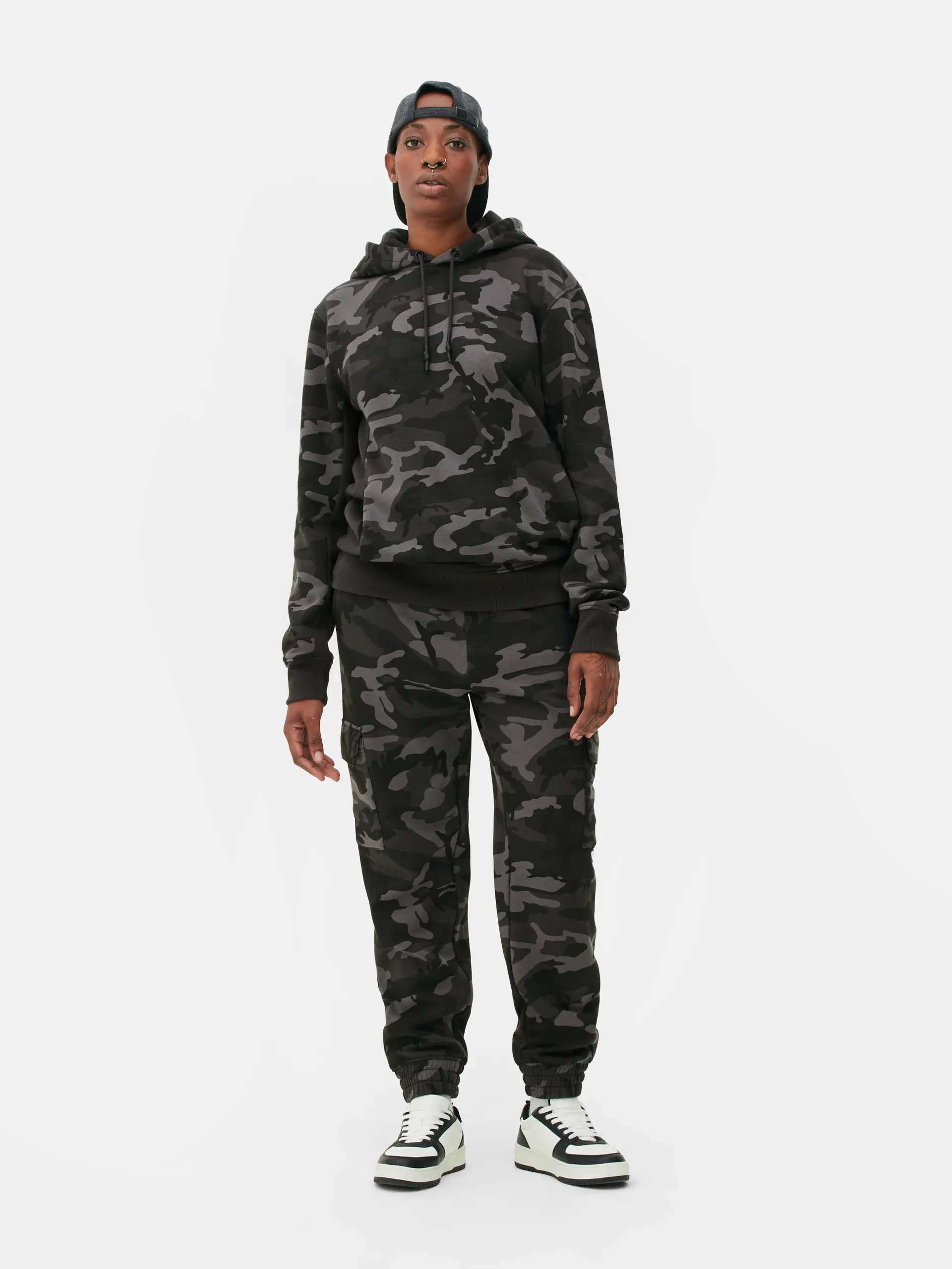 Camisola capuz padrão camuflado