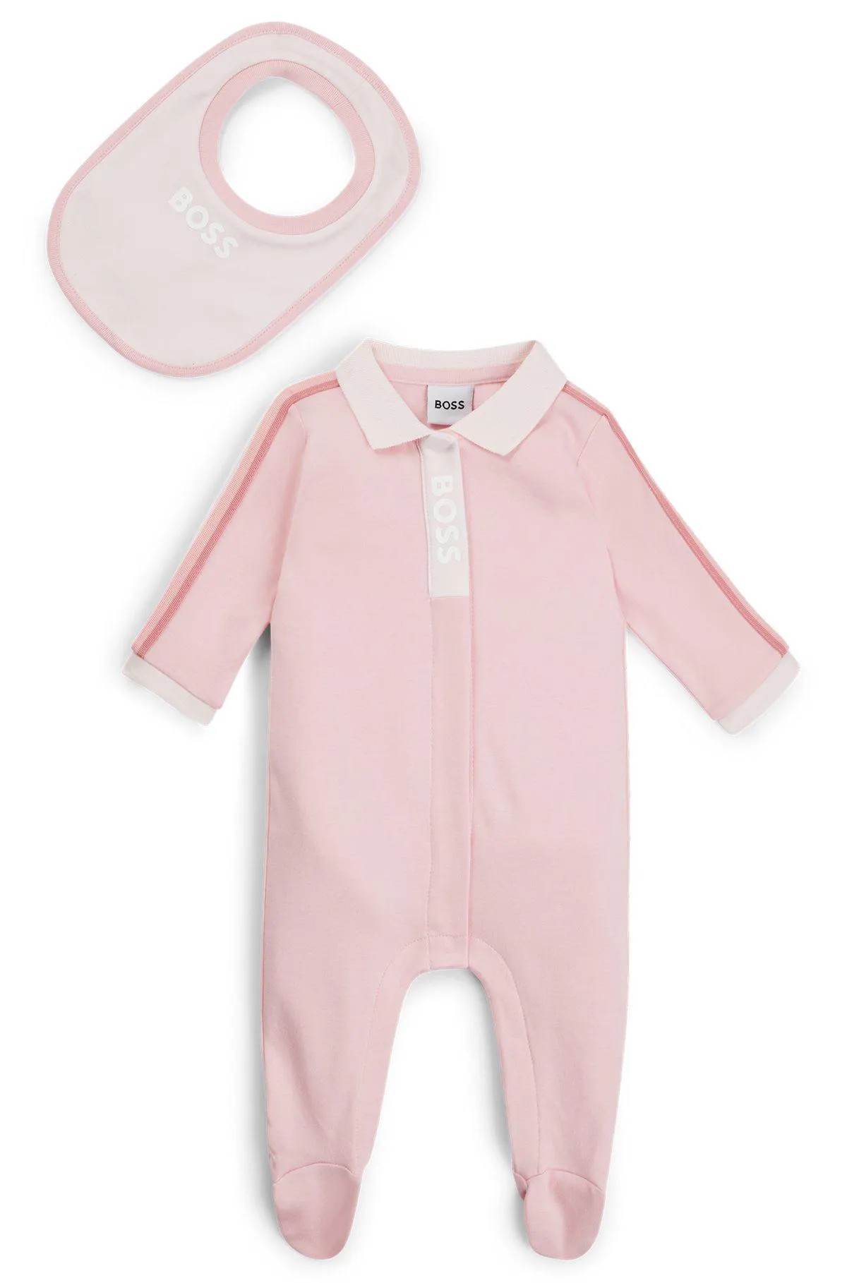 Conjunto de pijama e babete em caixa de oferta para bebés