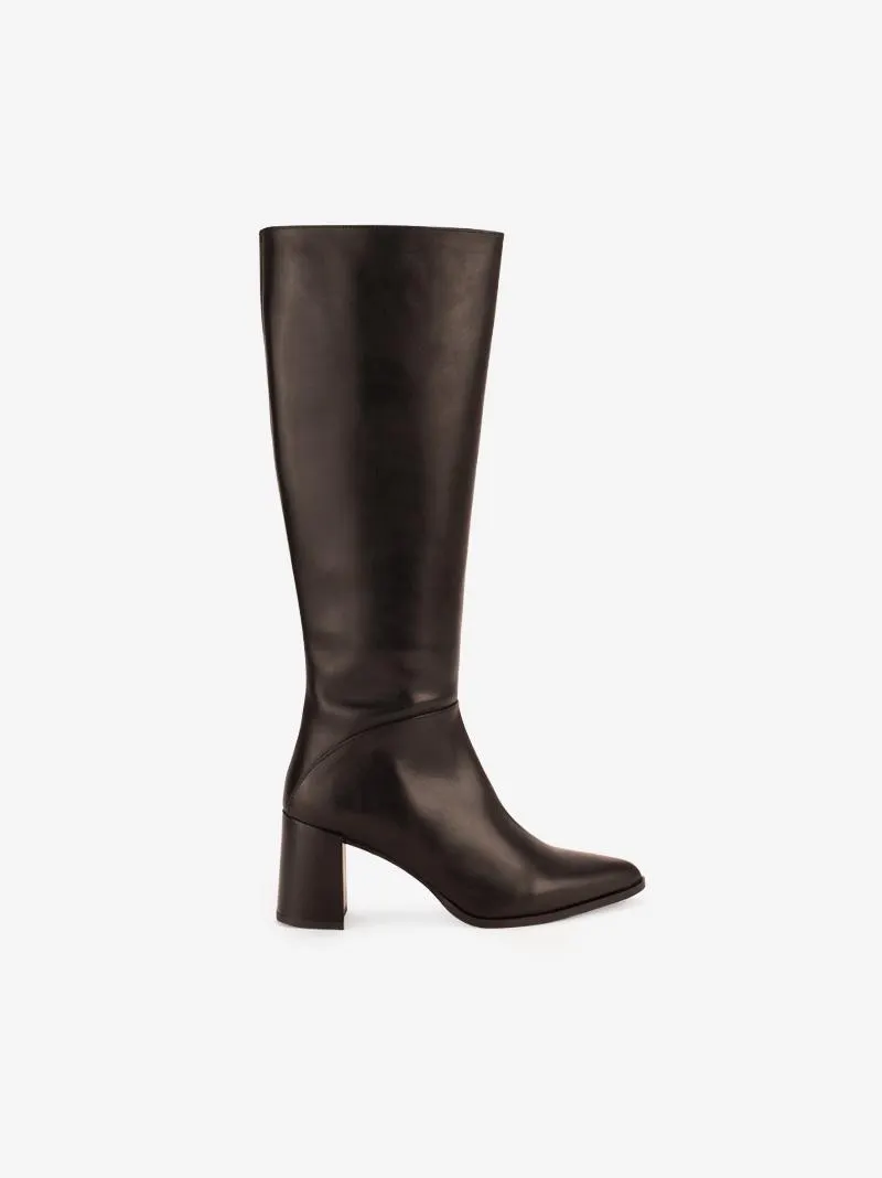 BOTA ALTA EM PELE DE TACÃO DE FECHO INTERIOR COM FORMA PONTIAGUDA