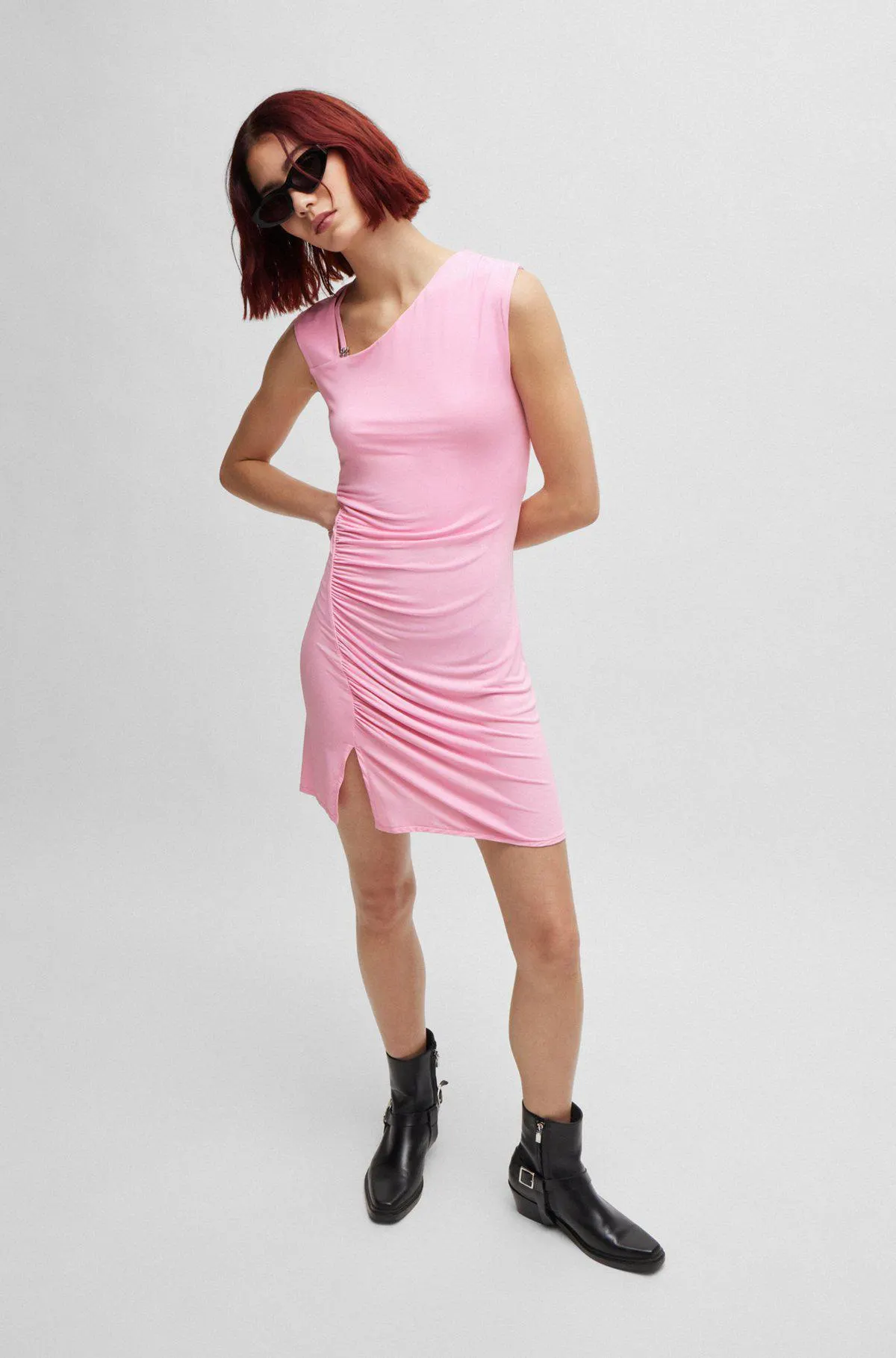 Vestido de ajuste slim com detalhes assimétricos e logótipo sobreposto