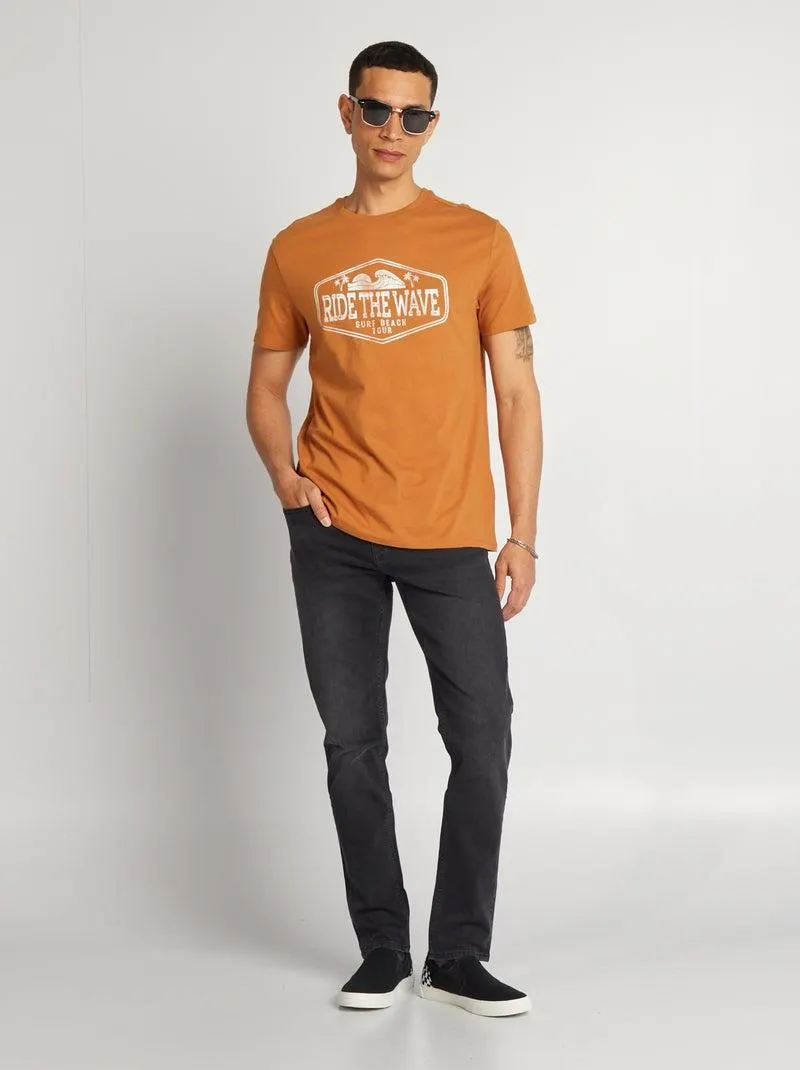 T-shirt de algodão estampada de gola redonda - MARROM