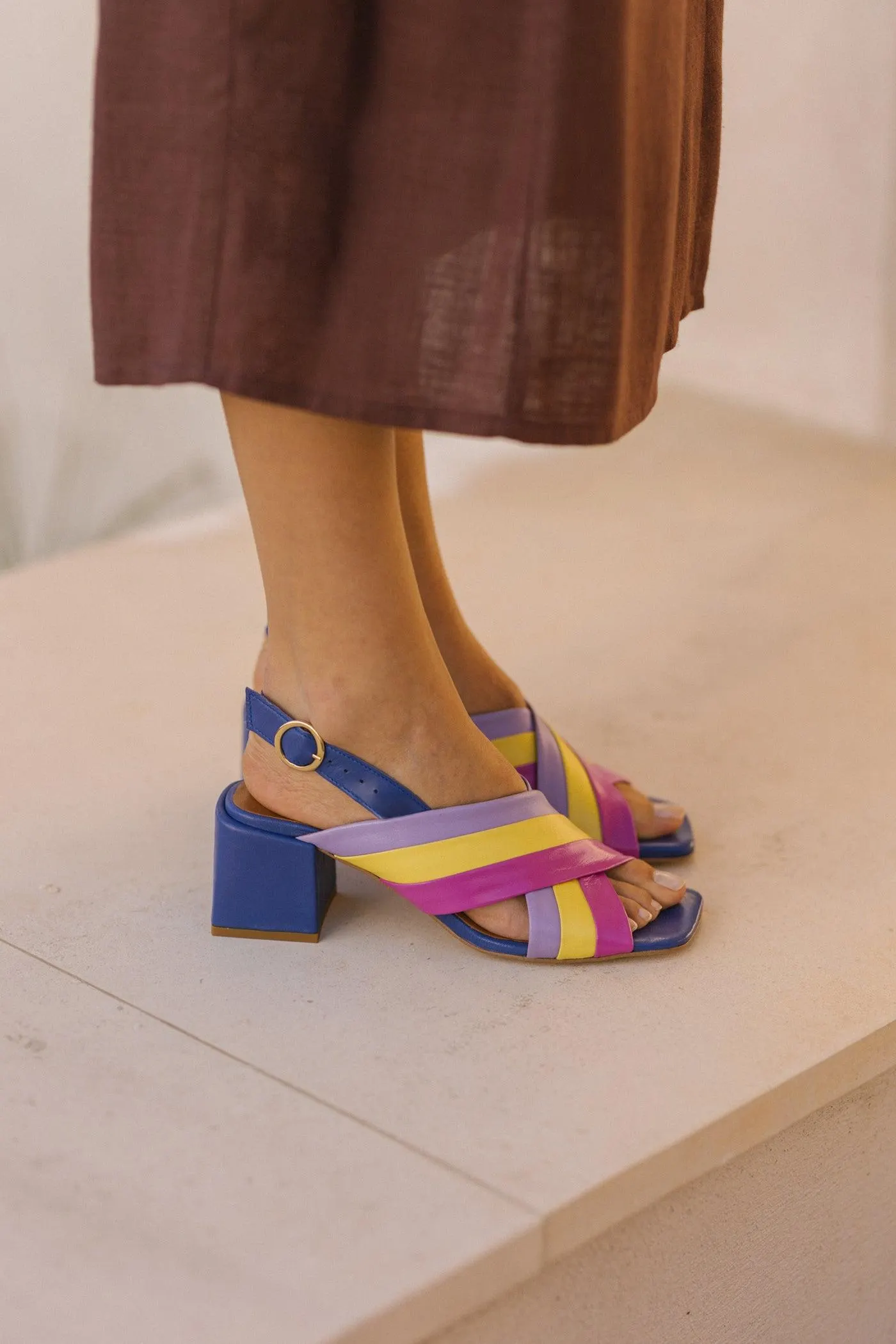 Sandálias salto quadrado em pele multicor