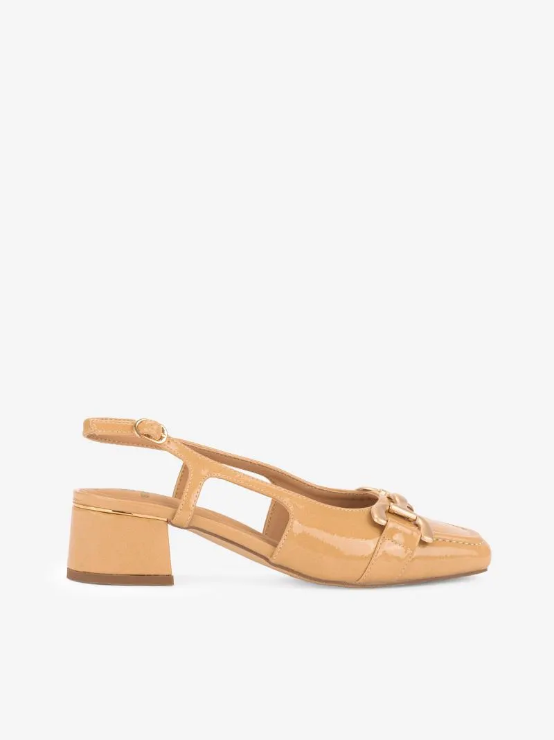 SAPATO DE TACÃO SLING BACK EM VERNIZ COM APLICAÇÃO METÁLICA E FORMA QUADRADA