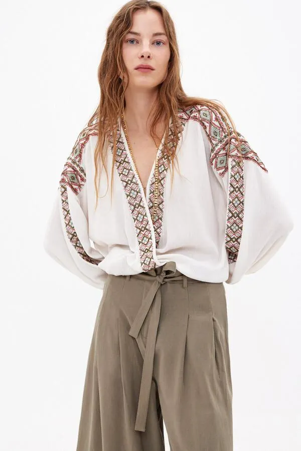 Estrella. Blusa cruazda bordados.