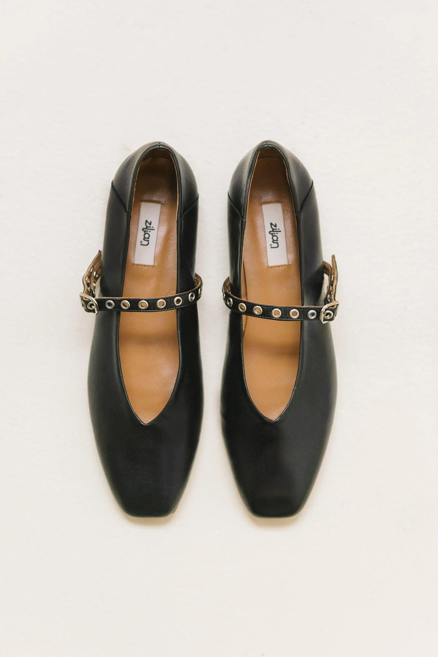 Sabrinas rasas com tira com detalhes metálicos