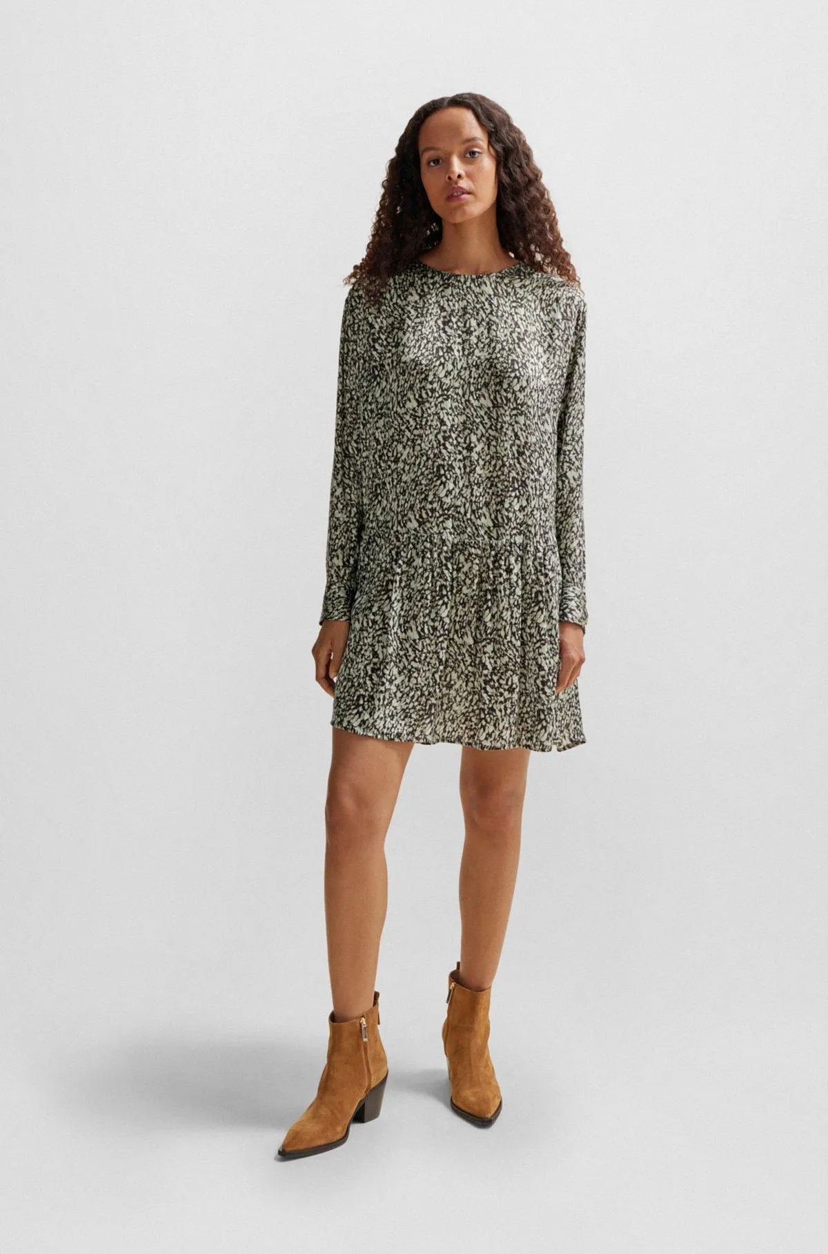 Vestido de manga comprida em lona estampada com bainha volumosa