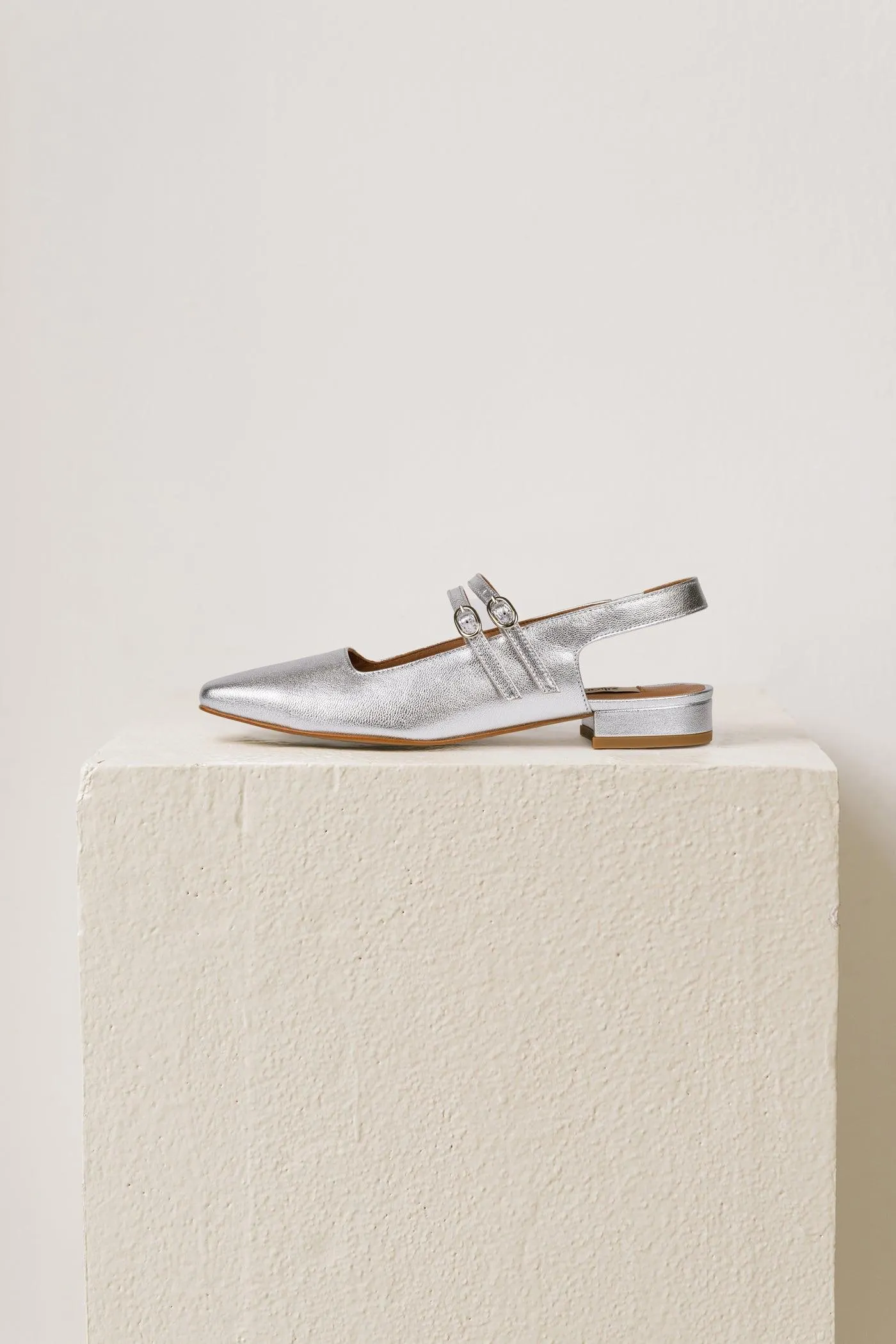 Slingbacks rasos em pele metalizada