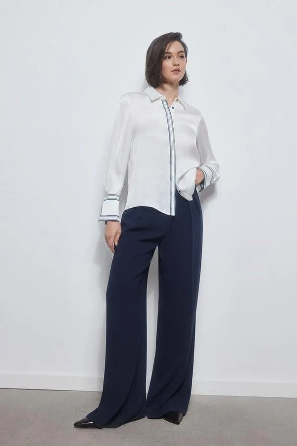 Camisa fluida satinada.