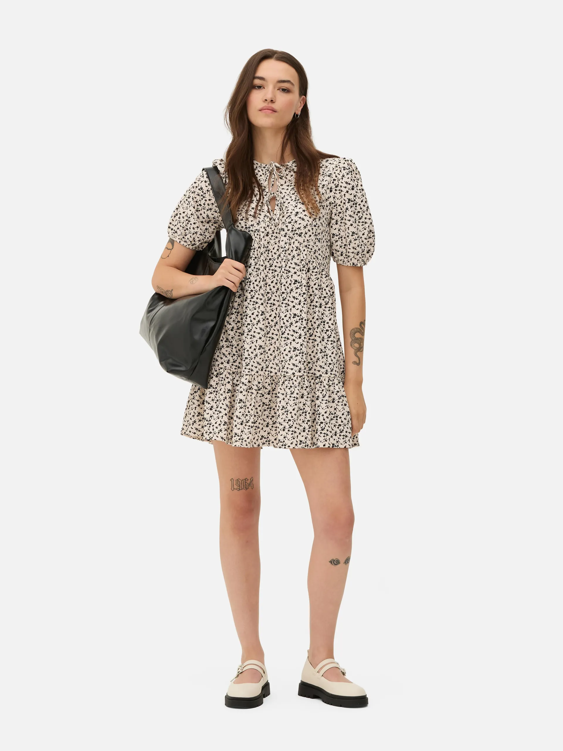 Vestido corto fruncido con vuelo