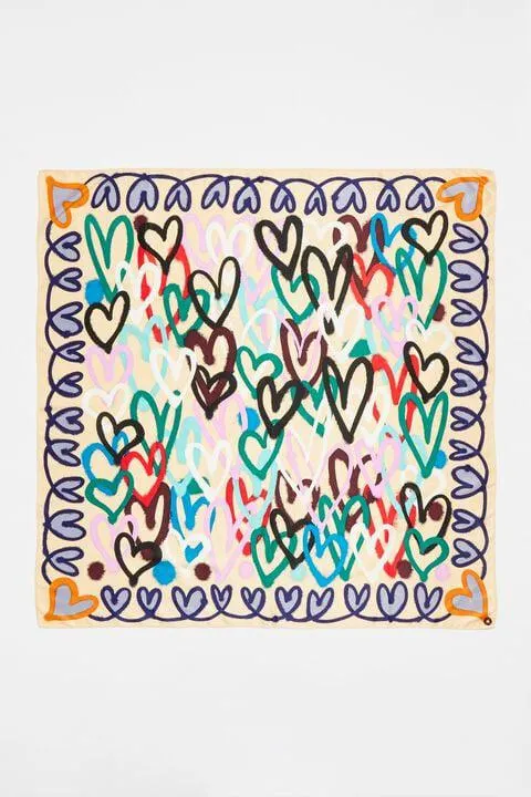 Lenço corações grafíti baunilha