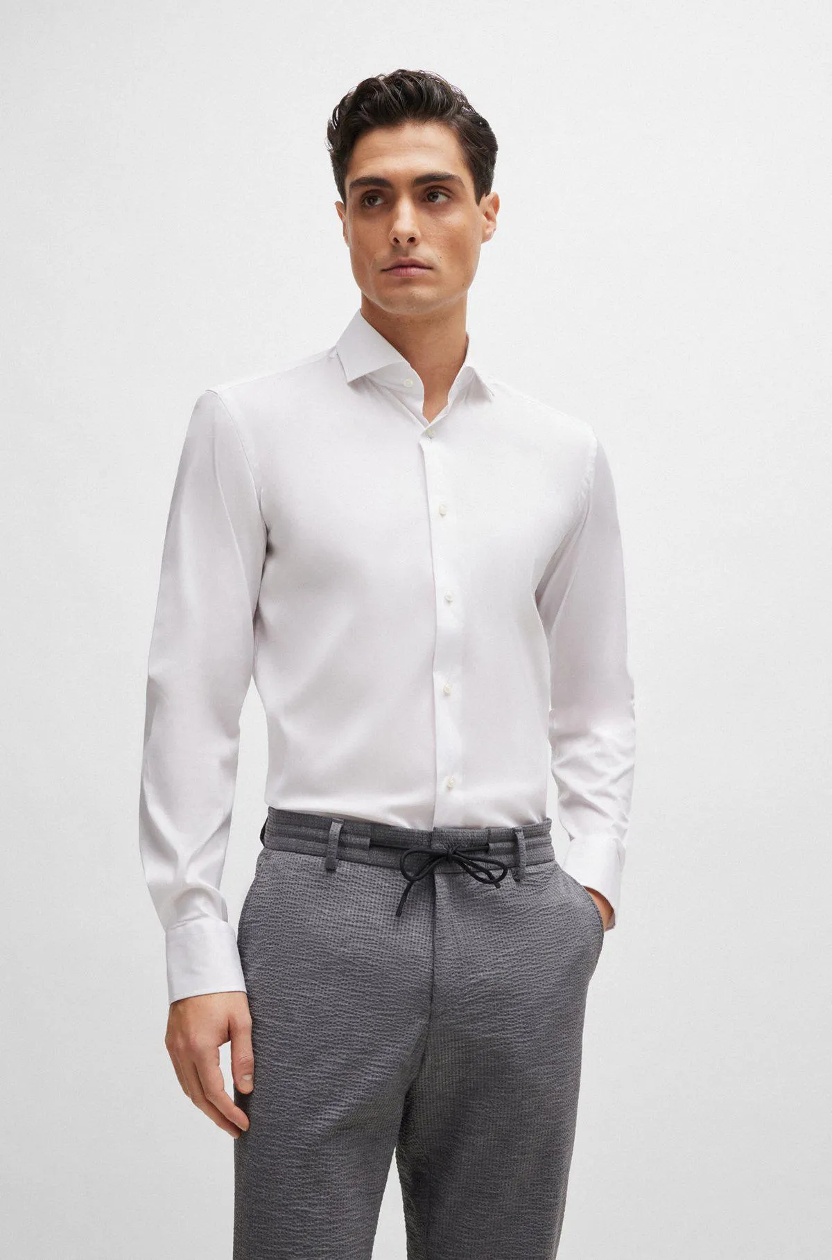 Camisa slim fit de popelín de algodón de planchado fácil