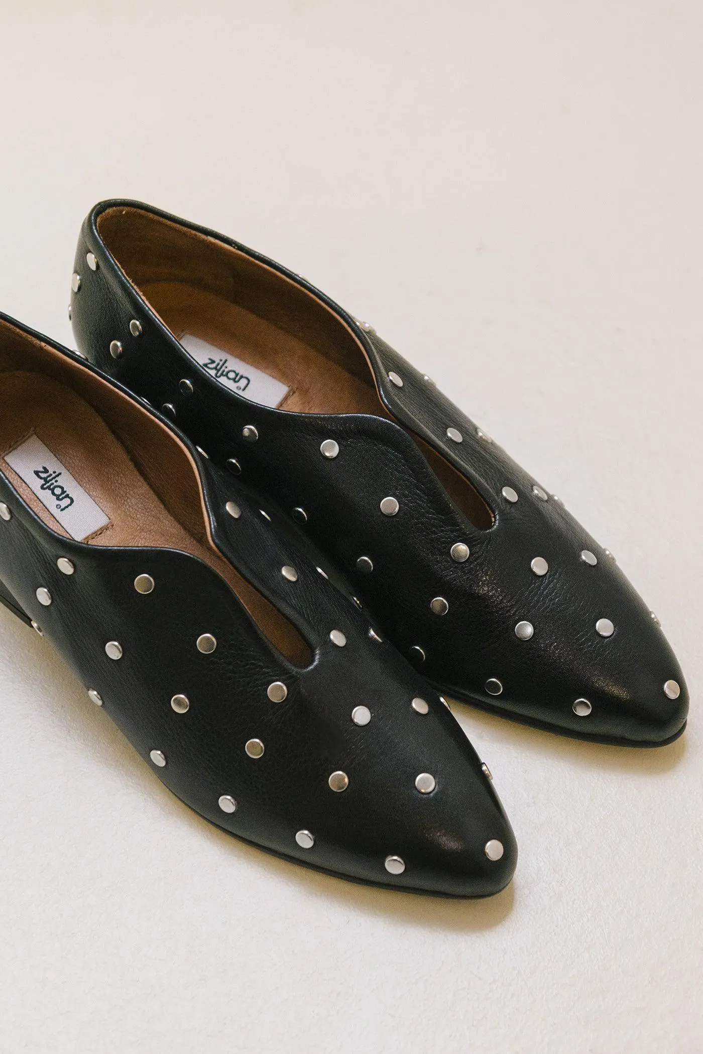 Sapatos rasos com tachas em pele