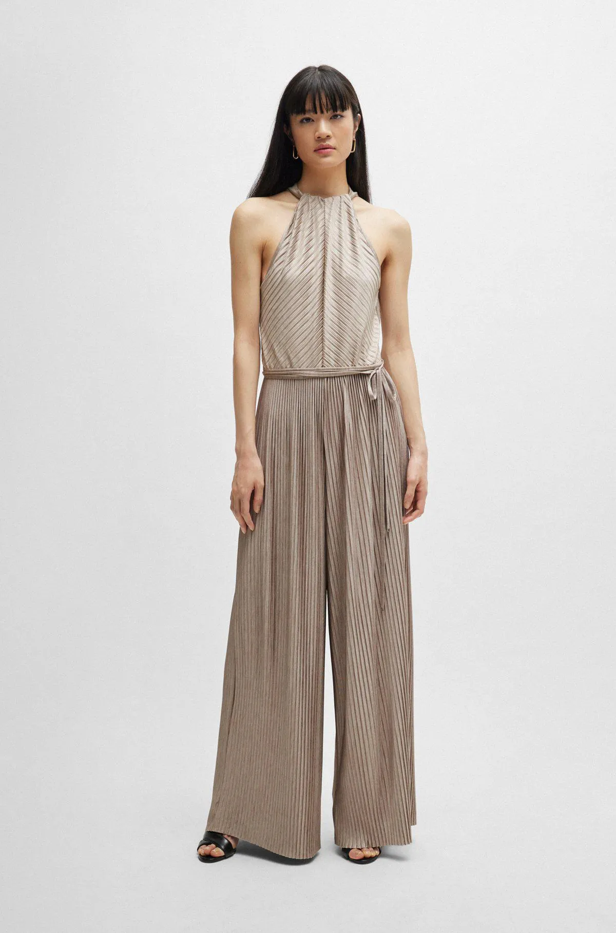 Macacão sem mangas com pregas em plissado e cinto de laço