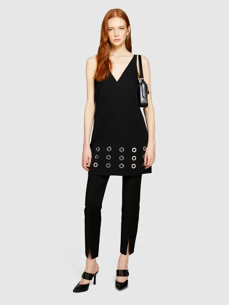 Vestido curto com ilhoses