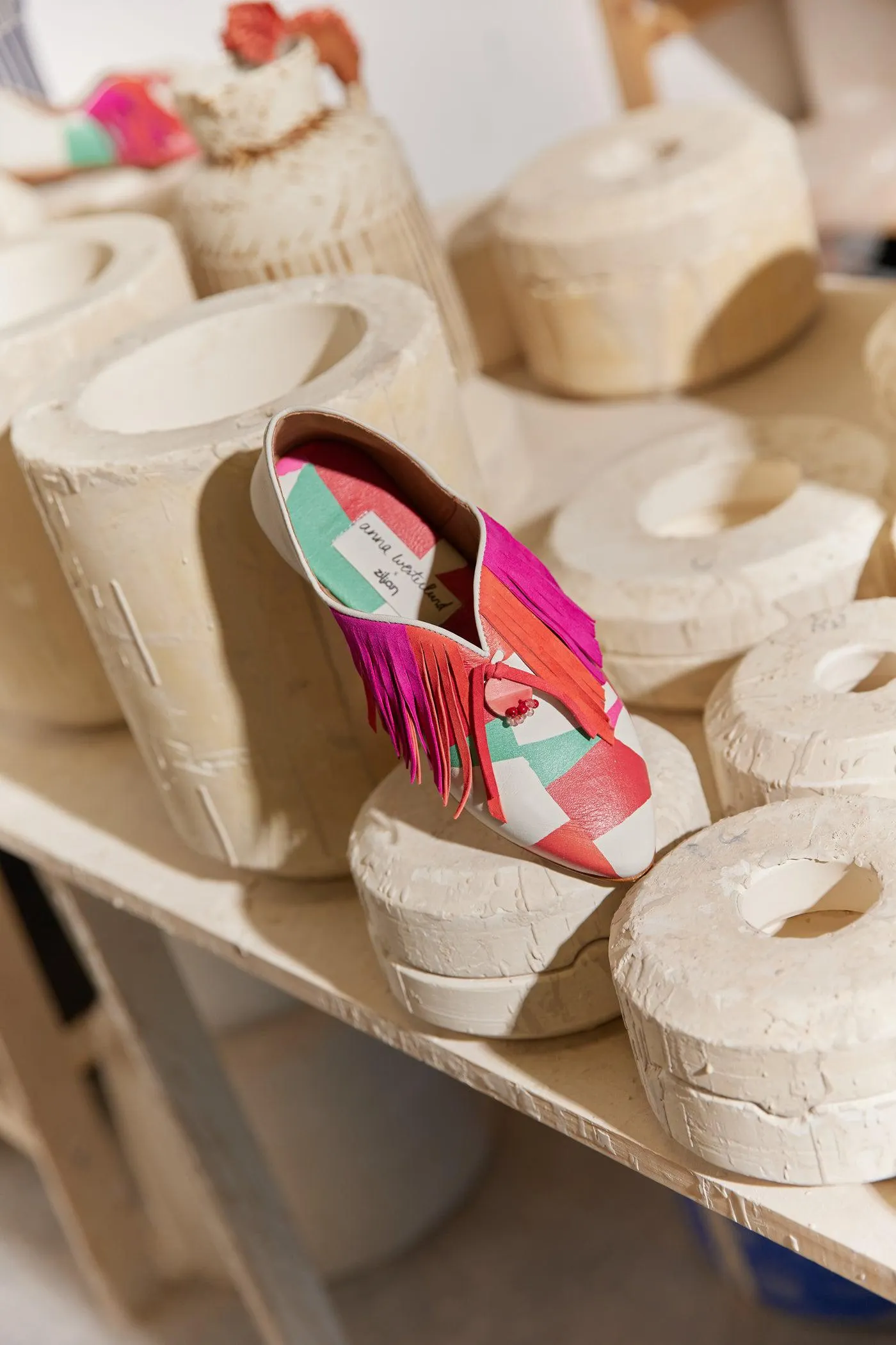 Anna Westerlund X Zilian | Babuchas em pele com padrão e franjas Red