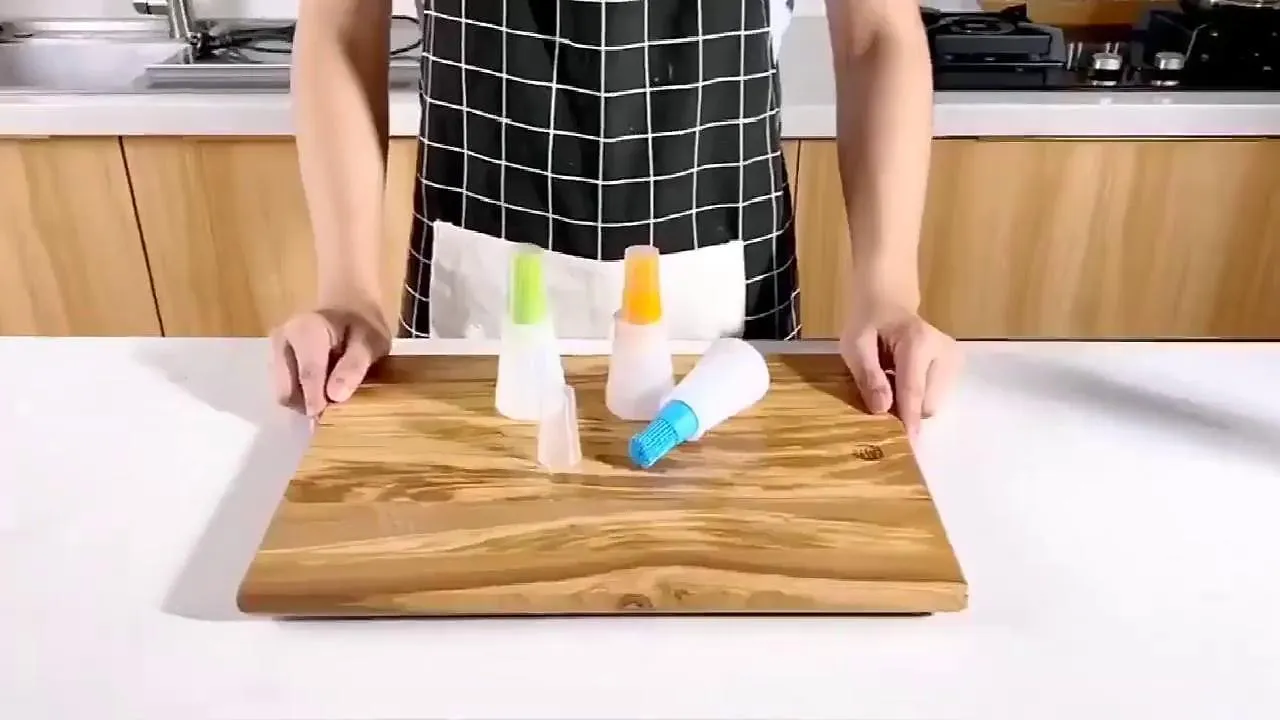 draagbare siliconen oliefles met borstel grill olieborstels gebak plastic keuken oliefles buiten bakken bbq borstel