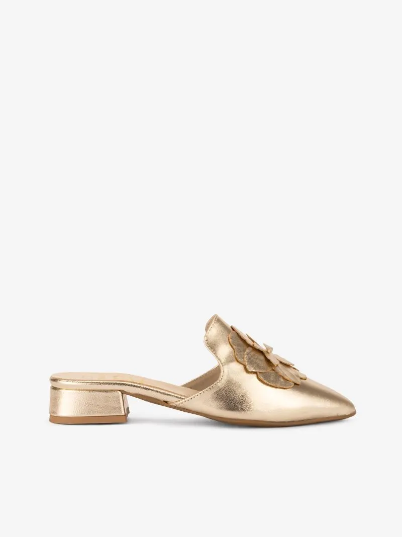 SAPATO MULE EM PELE METALIZADA DE TACÃO COM APLICAÇÃO DE FLOR