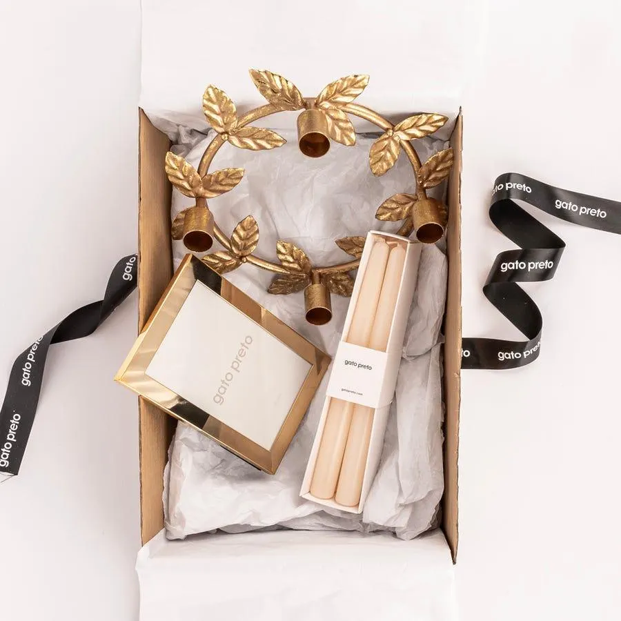 Gift Box dourada para uma casa decorada