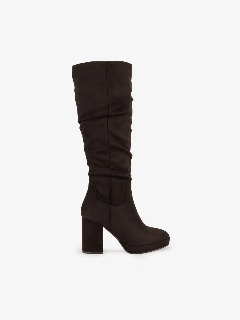 BOTA ALTA DE TACÃO COM PLATAFORMA DE FECHO INTERIOR