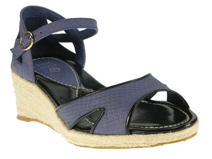 Casual sandals with wedge