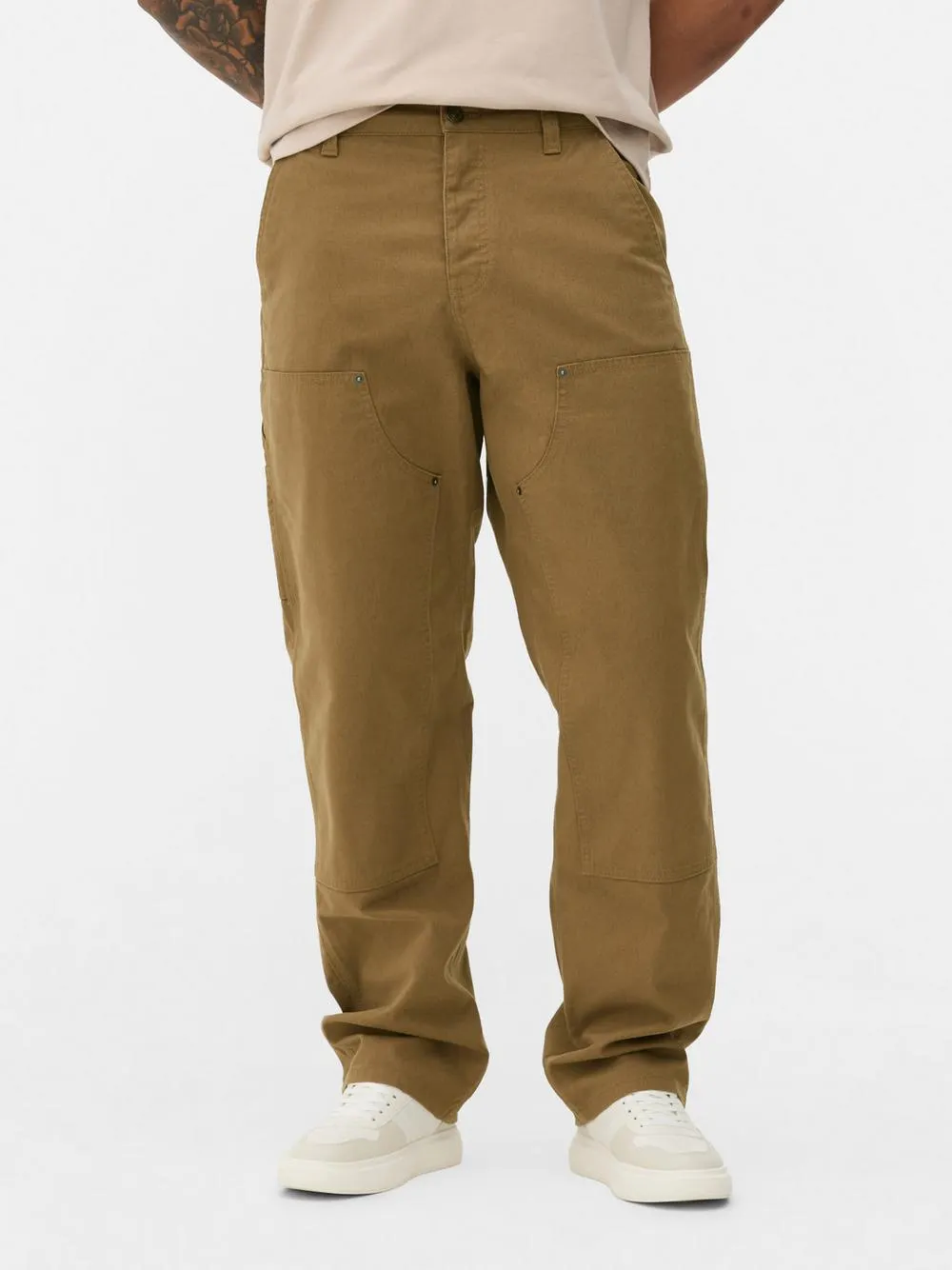 Calças corte folgado painel joelho