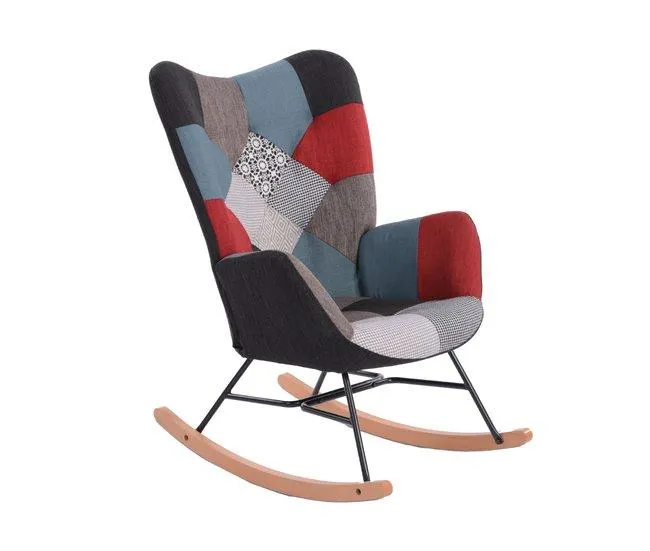 Poltrona De Balanço Para Interior Com Encosto Alto E Assento Acolchoado Em Tecido Patchwork Multicolor Com Pés De Madeira E Estrutura Metálica Estilo Escandinavo Moderno Perfeita Para Sala De Estar Quarto Ou Cantinho De Leitura