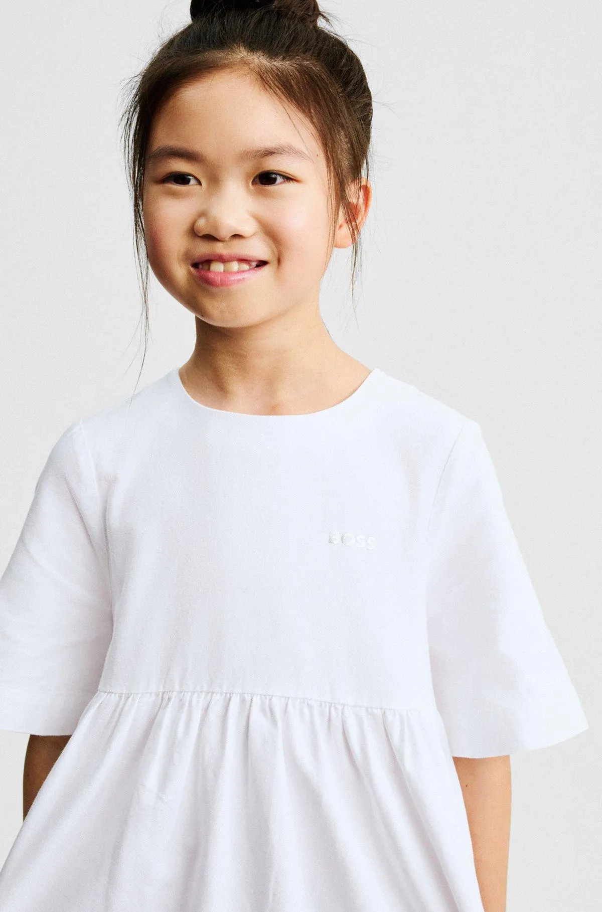 Vestido infantil de manga curta com riscas e logótipo exclusivos