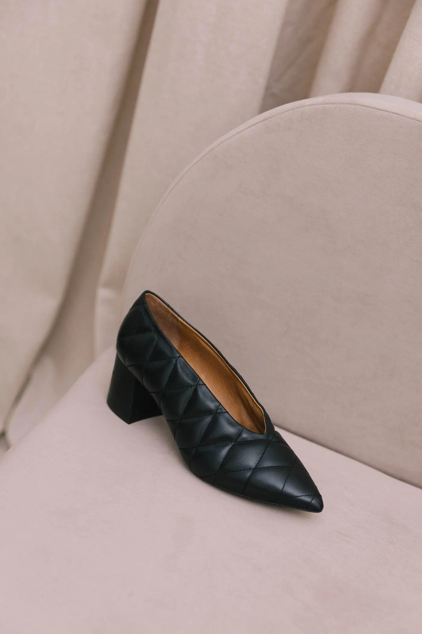 Sapato salto alto decote em V em pele