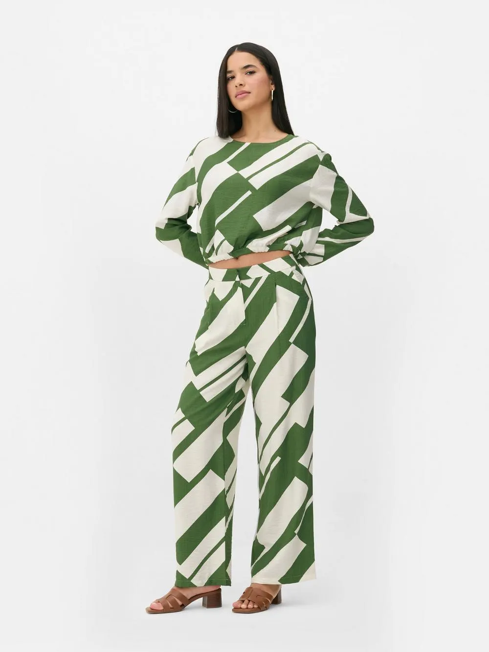Pantaloni larghi con stampa astratta
