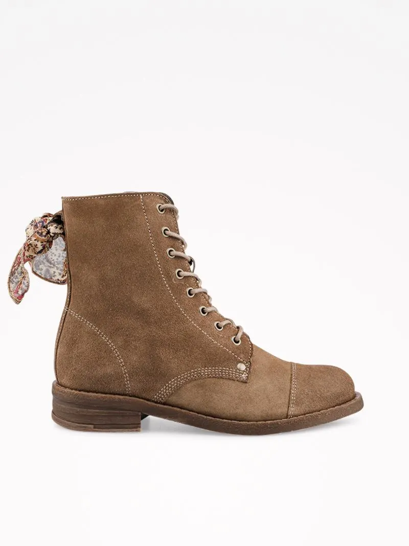 BOTA EM CROUTE CAMURÇA ESTILO MILITAR COM CAP TOE E LENÇO APLICADO