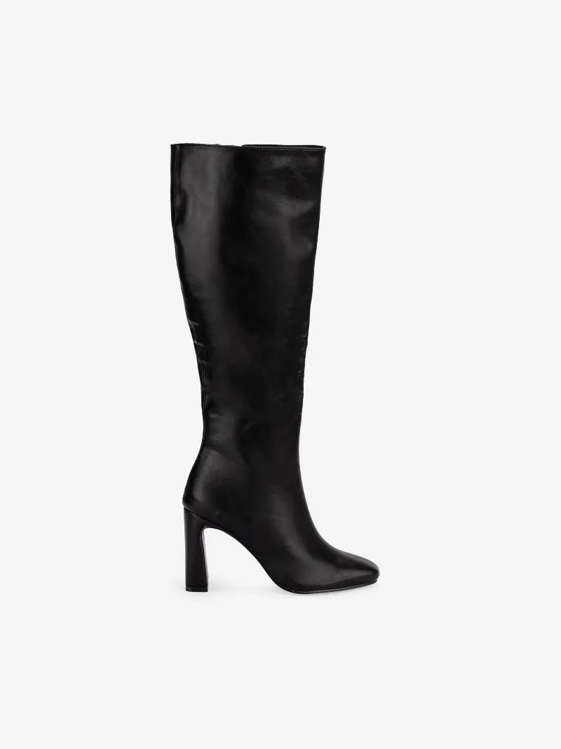 BOTA DE SALTO COM FORMA QUADRADA E FECHO INTERIOR