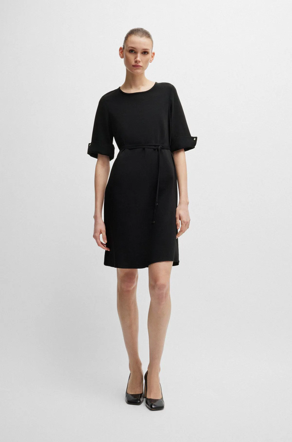 Vestido de manga curta em material elástico com cinto de aperto