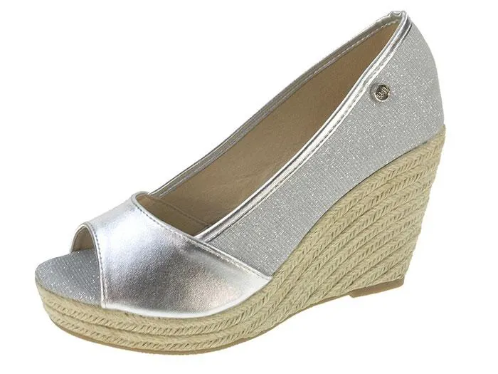 Casual sandals with wedge