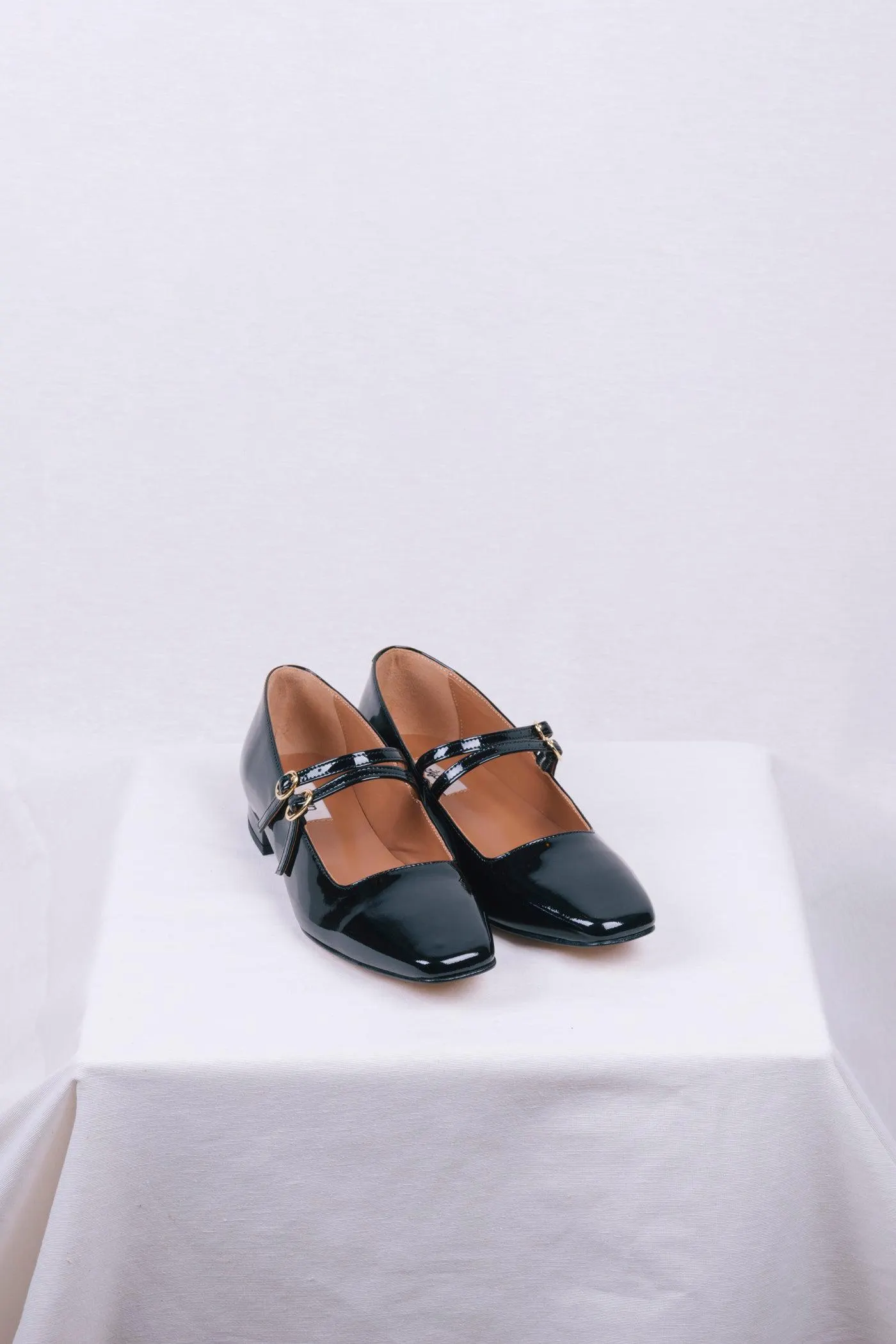 Sabrinas Mary Jane rasas em verniz Black