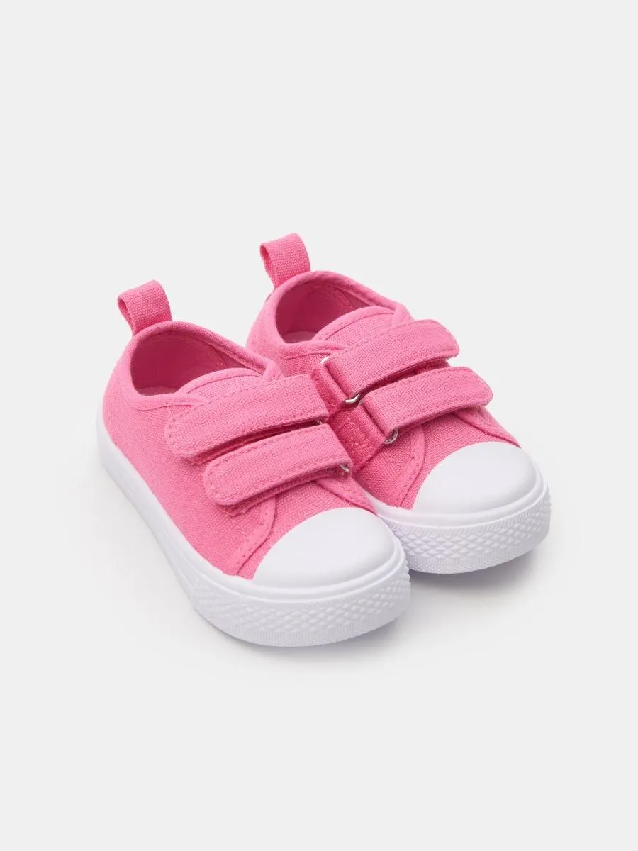 Teniși cu închidere cu arici