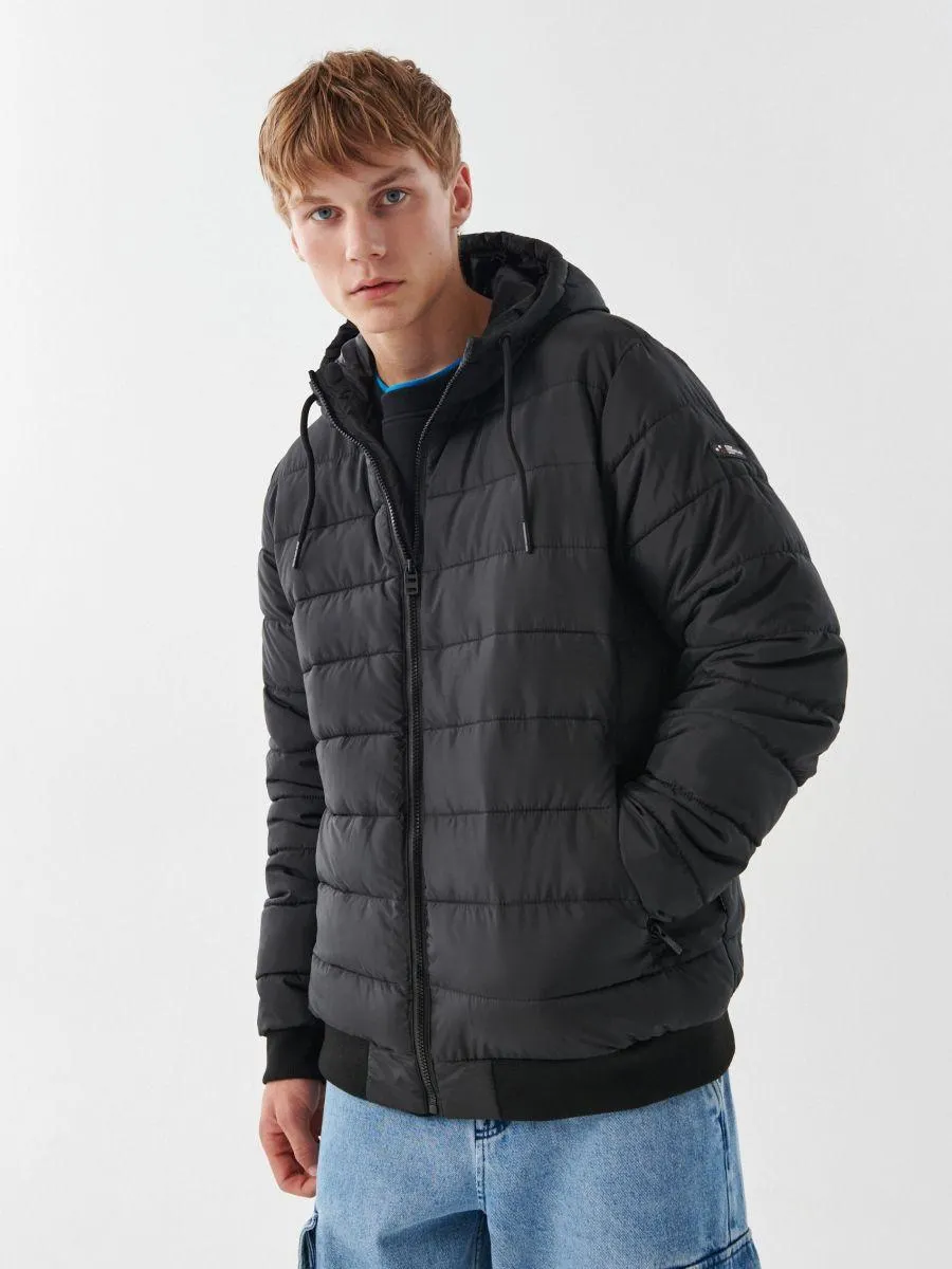 Geacă matlasată cu glugă