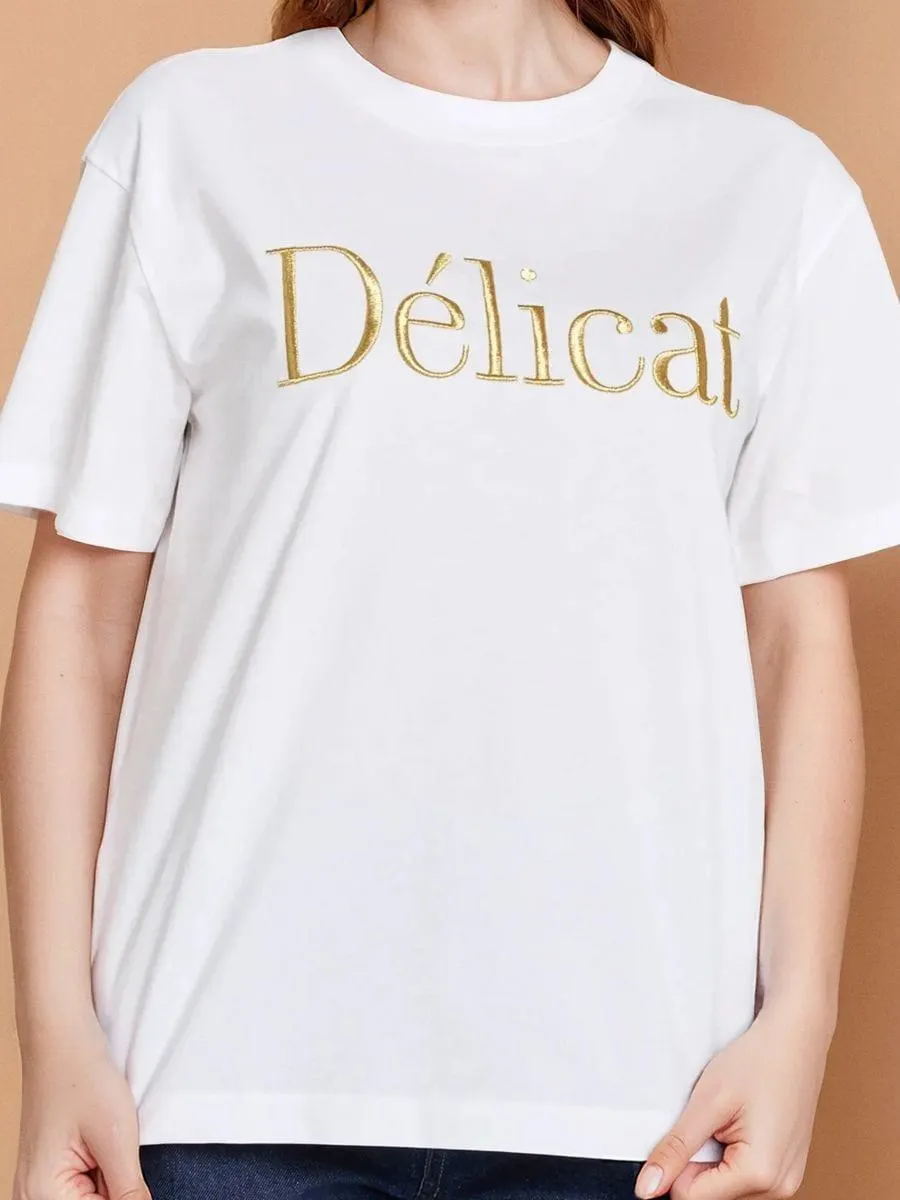 Tricou cu inscripție brodată