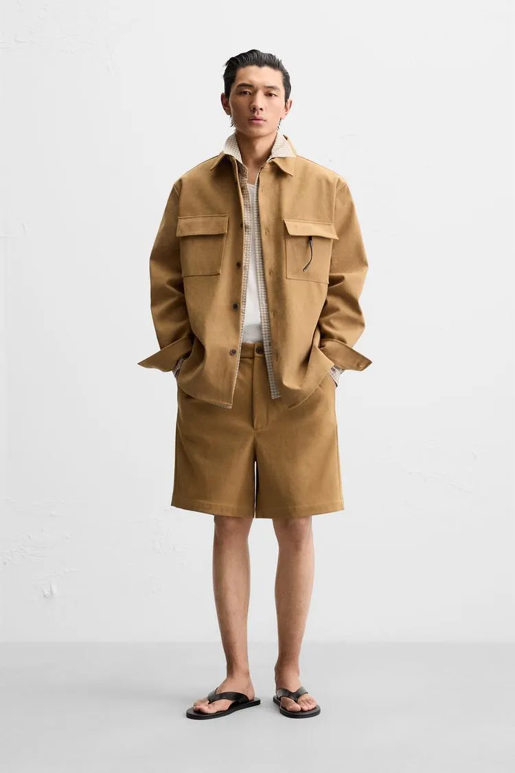 BERMUDE CU EFECT DE PIELE ÎNTOARSĂ ȘI PLIURI