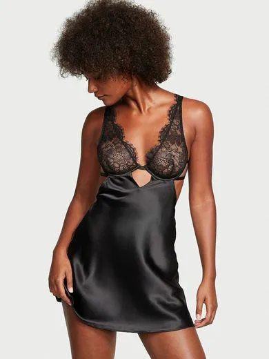 Cămașă de noapte din dantelă și satin cu decupaje